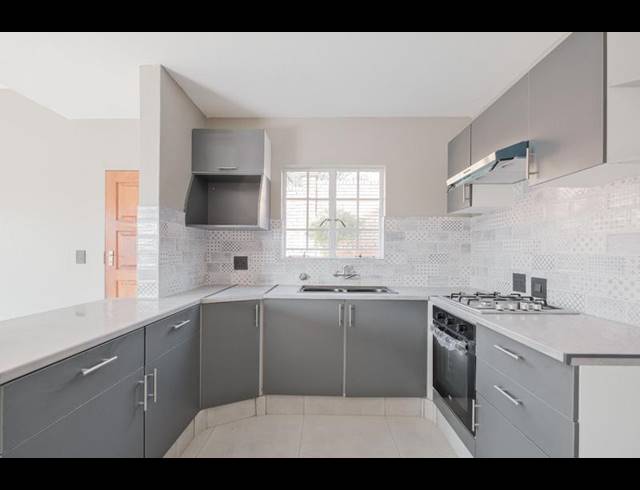 3 BEDROOM TOWNHOUSE FOR SALE IN AMBERFIELD MANOR
